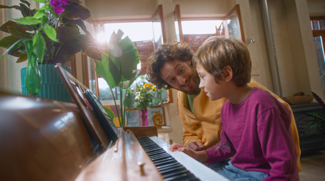 A beginner pianist learning to label piano keys with guidance from the Simply Piano app